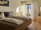 Schlafzimmer mit Doppelbett u. Fehrnsehrer